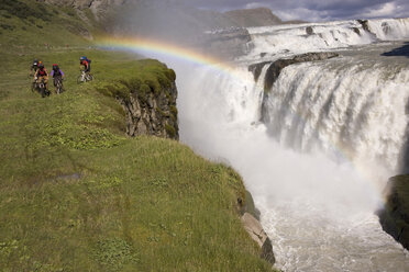 Island, Männer beim Mountainbiking in hügeliger Landschaft - FF00985
