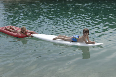 Junge und Mädchen (6-7) auf einem Surfbrett auf dem Wasser - CRF01661