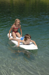 Junge und Mädchen (6-7) auf einem Surfbrett auf dem Wasser - CRF01660