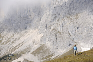 Deutschland, Bayern, Wetterstein, Junge Frau beim Wandern in den Bergen - MRF01134