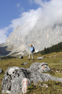 Deutschland, Bayern, Wetterstein, Junge Frau beim Wandern in den Bergen - MRF01133