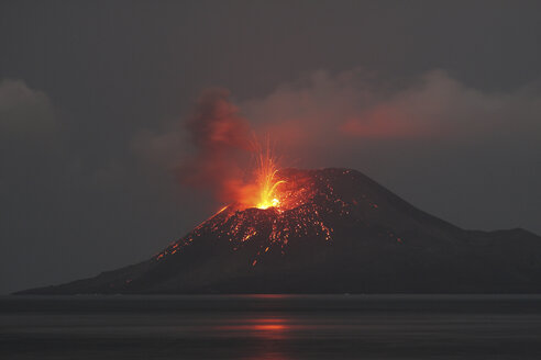 Indonesien, Anak Krakatau, Vulkanausbruch - RM00345