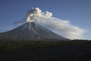 Indonesien, Ost-Java, Vulkan Semeru, Ascheeruption - RM00336