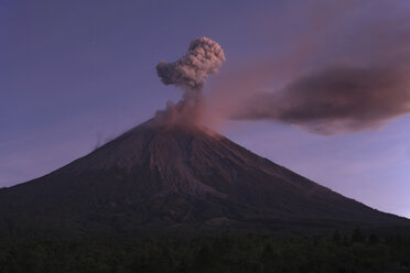 Indonesien, Ost-Java, Vulkan Semeru, Ascheeruption - RM00332