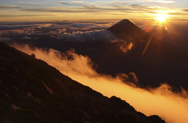 Guatemala, Vulkan Acatenango mit Sonnenaufgang - RM00316