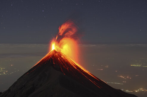 Guatemala, Vulkan Fuego, Strombolianische Eruption - RM00314