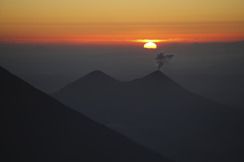 Guatemala, Vulkan Acatenango mit Sonnenaufgang - RM00312