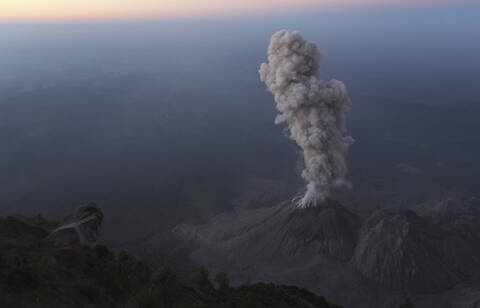 Guatemala, Vulkan Santiaguito, Ascheeruption, lizenzfreies Stockfoto