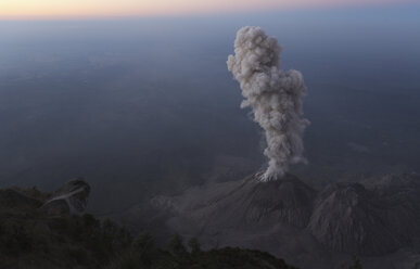 Guatemala, Vulkan Santiaguito, Ascheeruption - RM00310