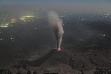Guatemala, Vulkan Santiaguito, Ascheeruption - RM00309