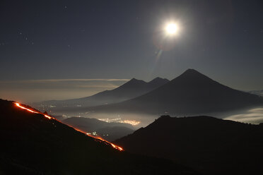 Guatemala, Vulkan Pacaya, Lavafluss und Vollmond - RM00305