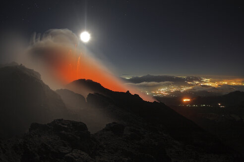 Guatemala, Pacaya, aktiver Vulkan bei Vollmond - RM00302