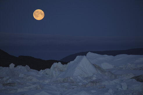 Westgrönland, Ilulissat, Eisberg bei Vollmond - RM00271