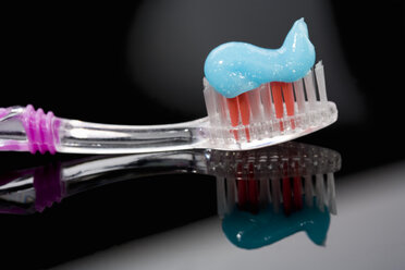 Zahnbürste mit Zahnpasta - MAEF01415