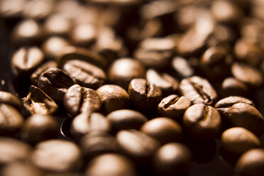 Coffee beans, full frame, close-up - MAEF01351
