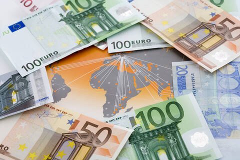 Verschiedene Euro-Banknoten auf Karte, Nahaufnahme, lizenzfreies Stockfoto