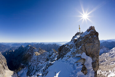 Deutschland, Bayern, Wettersteingebirge, Zugspitze, Gipfelkreuz - FOF01326