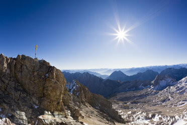 Deutschland, Bayern, Wettersteingebirge, Zugspitze, Gipfelkreuz - FOF01324