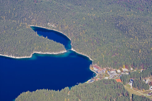 Deutschland, Bayern, Eibsee von der Zugspitze aus gesehen, Blick von oben - FOF01320