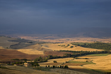 Italien, Toskana, Val d'Orcia, Hügellandschaft, abgeerntete Felder - FOF01269