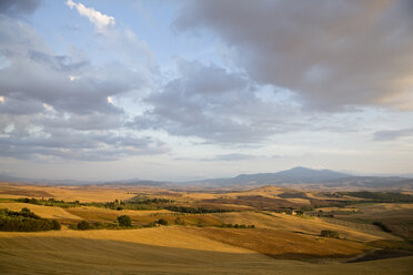 Italien, Toskana, Abgeerntete Felder und Blick auf den Monte Amiata - FOF01268