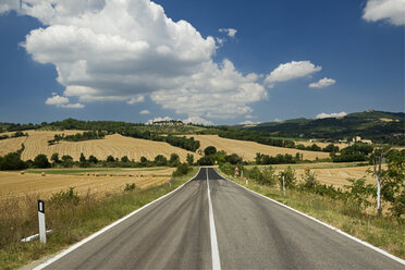 Italien, Toskana, Val d'Orcia, Straße durch hügelige Landschaft - FOF01254