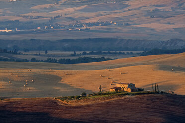 Italy, Tuscany, Val d'Orcia, Farmstead in hilly landscape - FOF01220