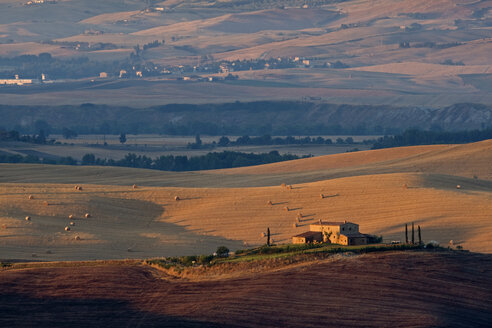 Italien, Toskana, Val d'Orcia, Bauernhof in Hügellandschaft - FOF01220