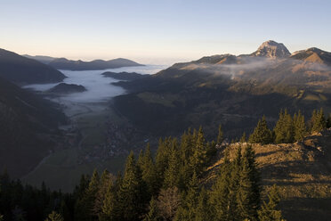 Deutschland, Bayern, Sudelfeld, Blick auf Bayrischzell - FOF01354