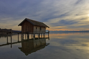 Deutschland, Bayern, Inning, Ammersee, Bootshaus, Sonnenuntergang Licht - FOF01345