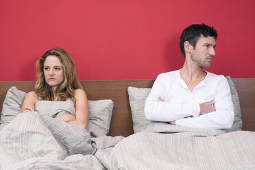 Junges Paar ignoriert sich gegenseitig im Bett, Porträt - NHF01023