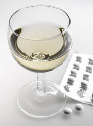 Glas Wein und Tabletten in Blisterpackung, Nahaufnahme - KSWF00311