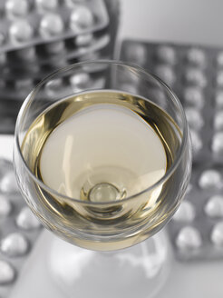 Glas Wein und Tabletten in Blisterpackung, Nahaufnahme - KSWF00310