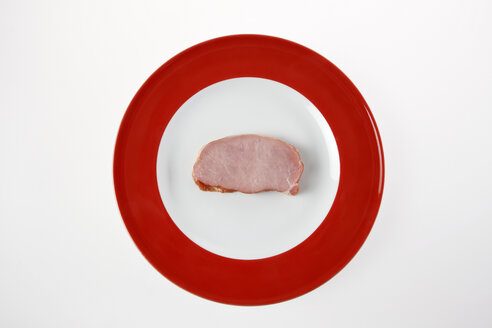 Rohes Schweinekotelett auf einem Teller, Ansicht von oben - KSWF00301