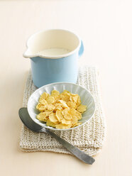 Cornflakes und eine Kanne Milch, Nahaufnahme - KSWF00285