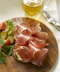 Snack mit Schinken, Tomaten und Gewürzgurken auf Holzbrett, Blick von oben - KSWF00282