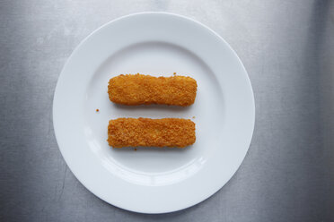 Fish fingers on plate, elevated view - KSWF00276