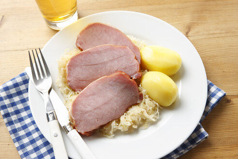 Geräuchertes Schweinekotelett, mit Kartoffeln und Sauerkraut auf dem Teller - KSWF00262