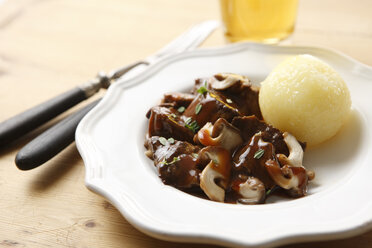 Hirschgulasch mit Champignons, Thymian und Knödel, Nahaufnahme - KSWF00260