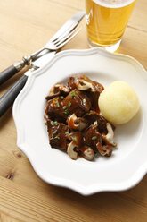 Hirschgulasch mit Champignons, Thymian und Knödel, gehobene Ansicht - KSWF00259