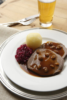 Rheinisches mariniertes Rindfleisch, Knödel und Rotkohl, gehobene Ansicht - KSWF00258