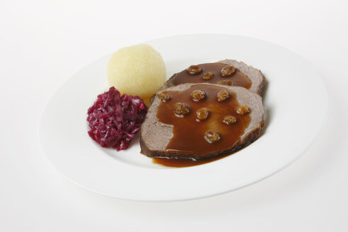 Rheinisches mariniertes Rindfleisch, Knödel und Rotkohl, Nahaufnahme - KSWF00257