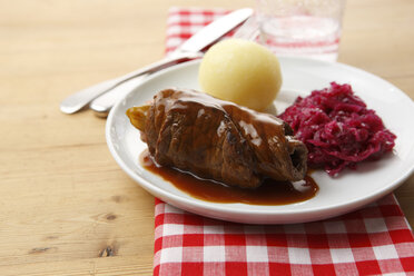 Roulade with dumpling and red cabbage, close-up - KSWF00256