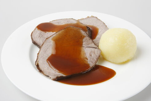 Rheinische marinierte Rindfleischsauce und Knödel, Nahaufnahme - KSWF00255