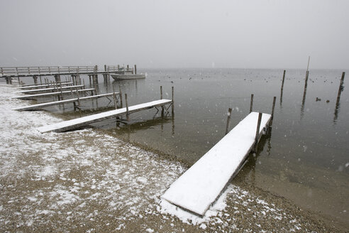 Germany, Bavaria, Lake Chiemsee, Prien, Shore, boardwalks - FFF01038