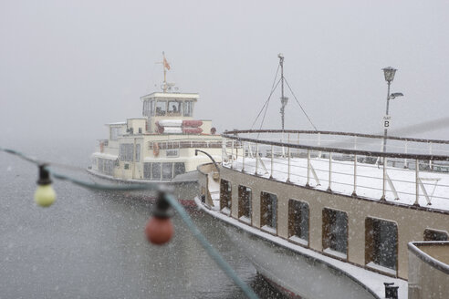 Deutschland, Bayern, Chiemsee, Prien, Ausflugsschiffe im Schneefall - FFF01037