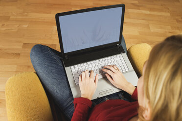 Junge Frau, die einen Laptop benutzt, Blick von oben, Nahaufnahme - WWF00367