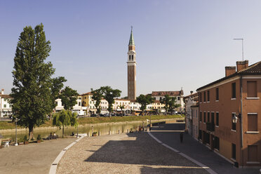 Italien, Dolo, Brenta-Kanal, Kirche im Hintergrund - WWF00350