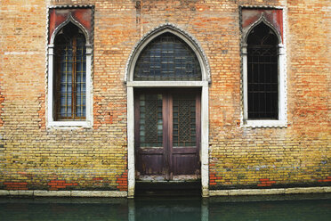 Italien, Venedig, Altes Gebäude am Wasser - WWF00343