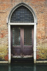 Italien, Venedig, Altes Gebäude mit Tür am Wasser - WWF00342